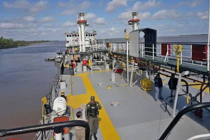 Una banda paraguaya usó un buque de combustible para traficar por la hidrovía más de 290 kilos de marihuana