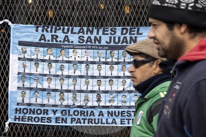 Una bandera argentina con la imagen de los 44 tripulantes del submarino