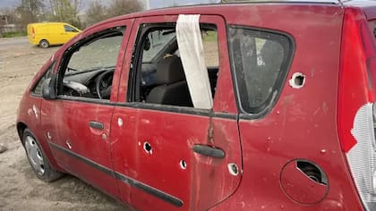 Una bandera blanca no impidió que este auto fuera atacado