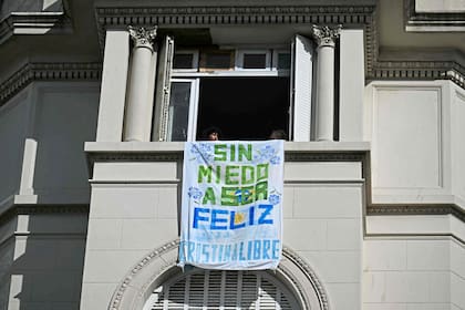 Una bandera colgada en su departamento por un vecino de Cristina Kirchner