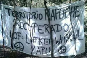 Una bandera colgada por la comunidad Lof Lafken Winkul Mapu en la zona del lago Mascardi