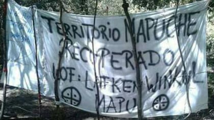 Una bandera colgada por la comunidad Lof Lafken Winkul Mapu en la zona del lago Mascardi