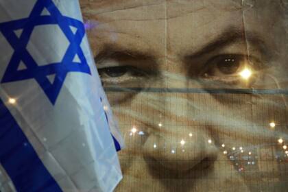 Una bandera con la imagen del primer ministro de Israel, Benjamin Netanyahu, durante una protesta contra su gobierno de ultraderecha en Tel Aviv, Israel, el sábado 21 de junio de 2023. La semana pasada, decenas de miles de israelíes protestaron contra el gobierno de Netanyahu, que según sus críticos amenaza la democracia y la libertad. (AP Foto/ Tsafrir Abayov)