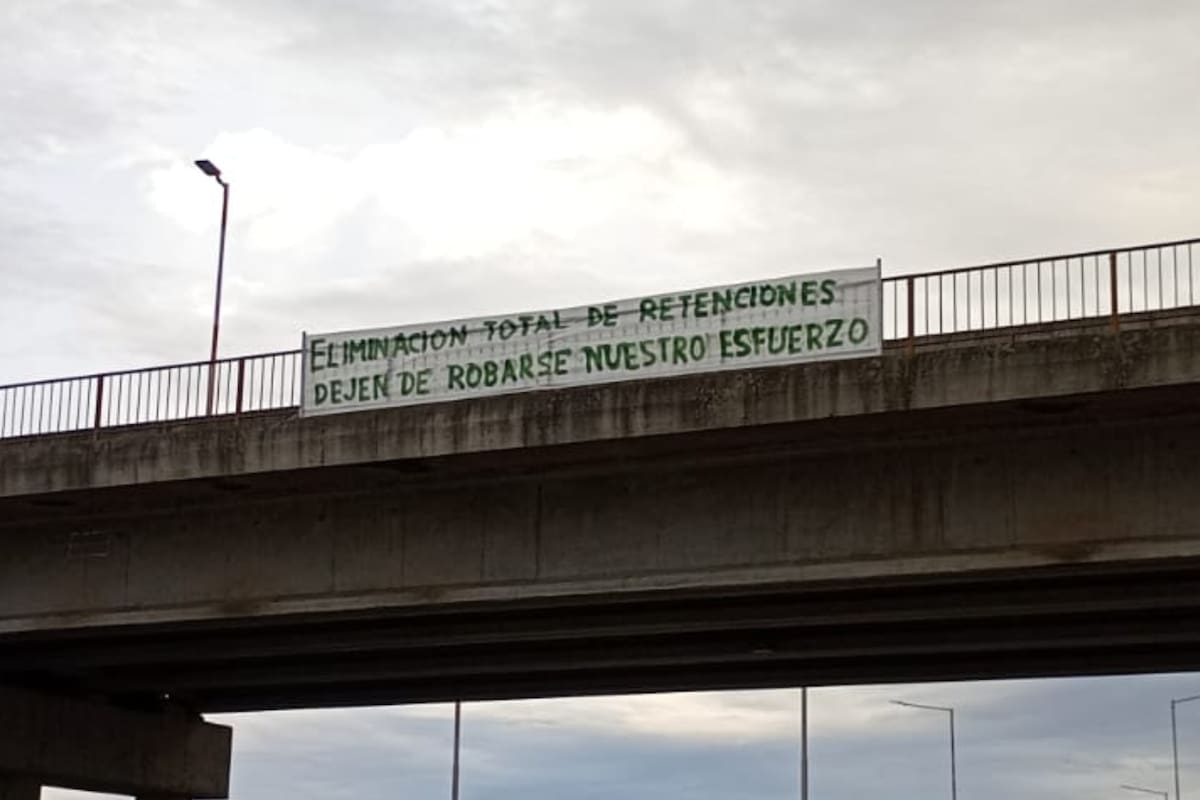 Una bandera con un pedido de autoconvocados sobre los derechos de exportación en la autopista Rosario-Córdoba, altura Marcos Juárez: "Eliminación total de retenciones. Dejen de robarse nuestro esfuerzo"