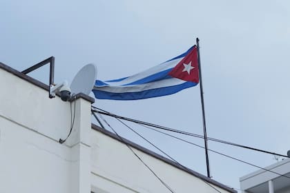 Una bandera cubana ondea sobre la Embajada de Cuba en Quito, Ecuador, el miércoles 4 de marzo de 202