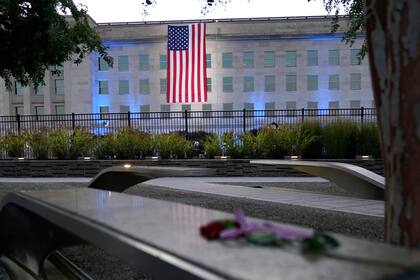 Una bandera de Estados Unidos es desplegada en el Pentágono, en Washington, el sábado 11 de septiembre de 2021. (AP Foto/Alex Brandon)