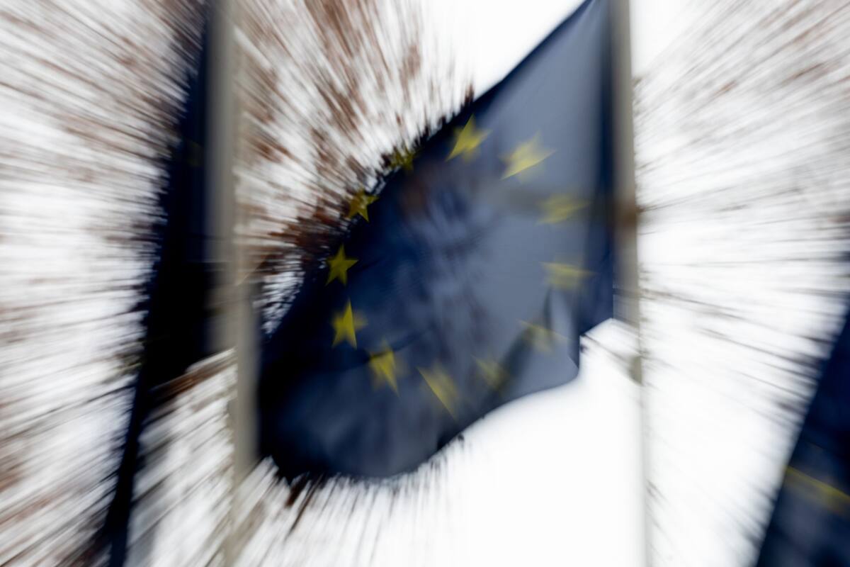 Una bandera de la Unión Europea, a 3 de enero de 2024, en Madrid (España). La bandera de la Unión Europea está formada por 12 estrellas amarillas dispuestas en círculo sobre un fondo azul. Las estrellas representan los ideales de solidaridad y armonía entre los países de la Unión Europea, mientras que el círculo es un símbolo de su unidad. Eduardo Parra - Europa Press