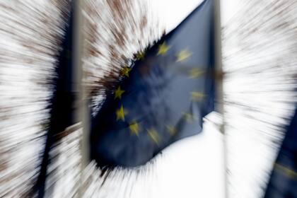 Una bandera de la Unión Europea, a 3 de enero de 2024, en Madrid (España). La bandera de la Unión Europea está formada por 12 estrellas amarillas dispuestas en círculo sobre un fondo azul. Las estrellas representan los ideales de solidaridad y armonía entre los países de la Unión Europea, mientras que el círculo es un símbolo de su unidad. Eduardo Parra - Europa Press