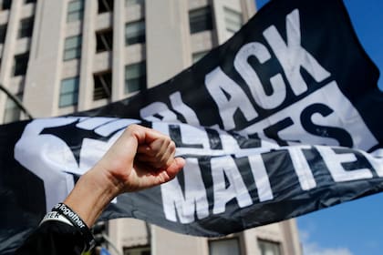 Una bandera del movimiento Black Lives Matter, flamea en los festejos por la victoria de Joe Biden en Los Angeles