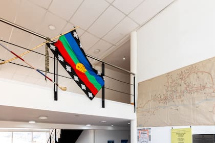 Una bandera del pueblo mapuche preside la entrada del Centro de Salud Intercultural Raguin Kien