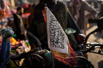 Una bandera del Talibán cubre una moto en Kabul, Afganistán, el martes 28 de septiembre de 2021. (AP Foto/Bernat Armangue)