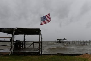 Cientos de miles se quedan sin electricidad por el azote de Isaías en Florida y Alabama