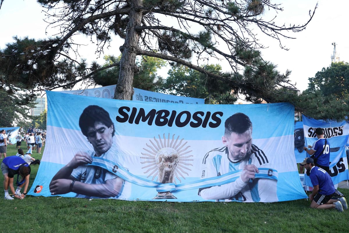 Una bandera gigante desplegada por los hinchas argentinos en Kansas