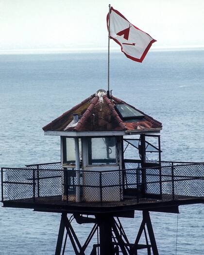 Una bandera india flamea sobre una de las garitas de Alcatraz