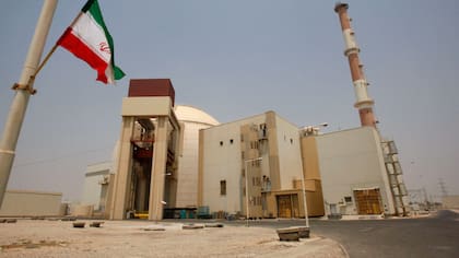 Una bandera iraní ondea frente al edificio del reactor de la planta de energía nuclear de Bushehr, el 21 de agosto de 2010, en las afueras de la ciudad sureña de Bushehr, Irán (Archivo)
