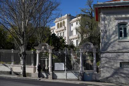 Una bandera ondea a media asta en las oficinas de la Fundación Aga Khan en Lisboa, este miércoles.