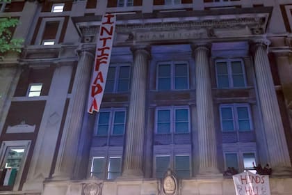 Una bandera que dice ´Intifada´ cuelga de la Universidad de Columbia