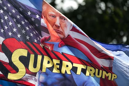 Una bandera que representa al presidente Donald Trump como Supertrump en la campaña de 2020