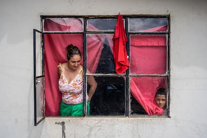 Una bandera roja cuelga de una casa durante el cierre obligatorio debido al COVID-19 en Bogotá, Colombia, el 27 de abril de 2020. La bandera es un símbolo de que los habitantes no tienen comida ni dinero para comprar alimentos o suministros