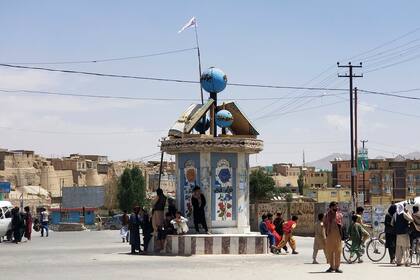 Una bandera talibán ondea en una plaza en la ciudad de Ghazni, Afganistán, tras combates entre los insurgentes y las fuerzas de seguridad del gobierno, el 12 de agosto de 2021. (AP Foto/Gulabuddin Amiri)