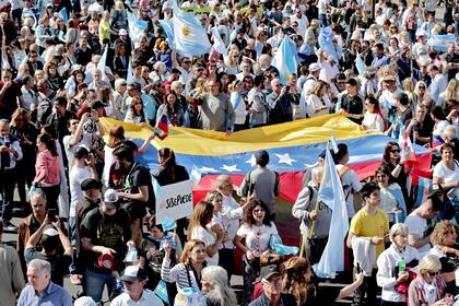 Una bandera venezolana en medio de la "marcha del millón" del pasado sábado, en apoyo a la reelección de Mauricio Macri