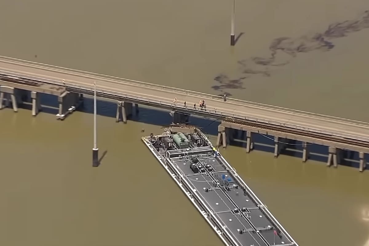 Una barcaza chocó contra un puente en Galveston, Texas el miércoles por la mañana, lo que provocó un derrame de petróleo en la bahía