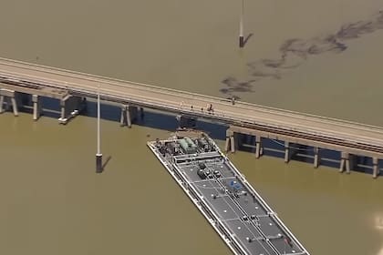 Una barcaza chocó contra un puente en Galveston, Texas el miércoles por la mañana, lo que provocó un derrame de petróleo en la bahía