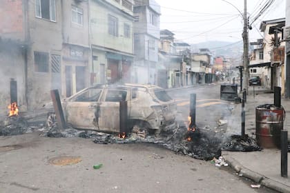 Una barricada improvisada con un coche y columnas de hierro en las calles de Penha