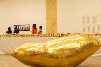 Una batata dorada realizada por Iván Argote, las papas de Víctor Grippo y el pago de la deuda externa con choclos por Marta Minujín a Andy Warhol, exhibidas en Proa