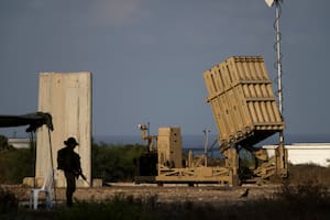Una batería del sistema de defensa aérea israelí Cúpula de Hierro, en Ashkelon, en el sur de Israel. (AP Foto/Ariel Schalit, Archivo)