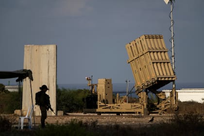 Una batería del sistema de defensa aérea israelí Cúpula de Hierro, en Ashkelon, en el sur de Israel. (AP Foto/Ariel Schalit, Archivo)