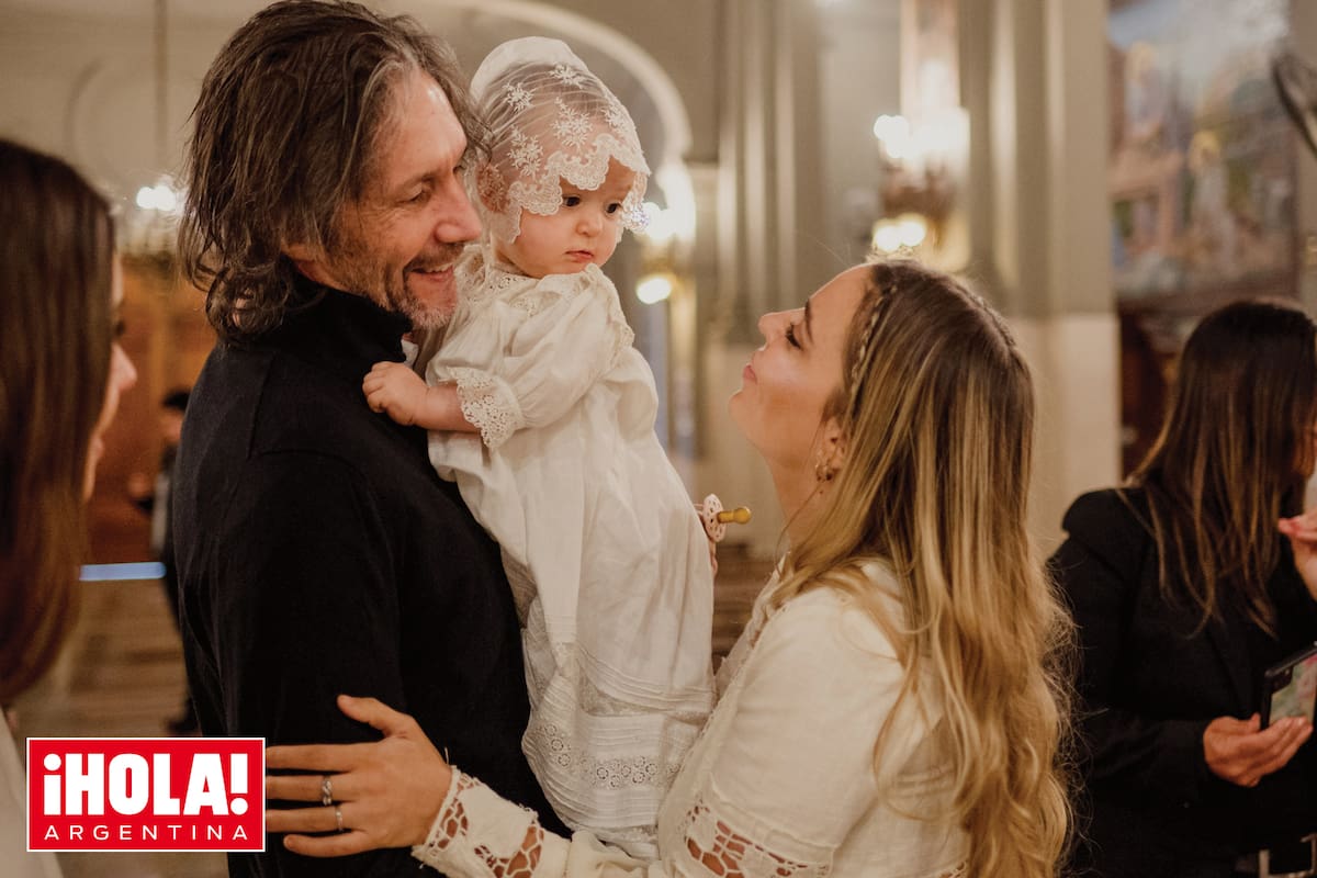 Una beba siempre feliz. En brazos de papá, Aurora le devuelve a su mamá una mirada llena de ternura.