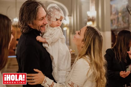 Una beba siempre feliz. En brazos de papá, Aurora le devuelve a su mamá una mirada llena de ternura.