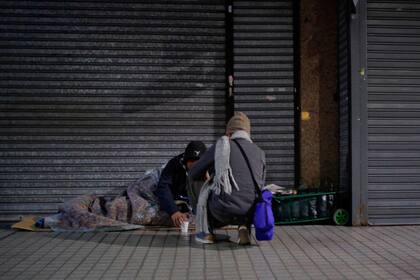 Una bebida caliente, una manta y mucha contención frente al frío impiadoso