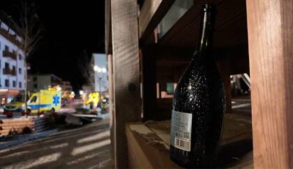 Una bengala en una botella podría ser la causa de la tragedia en Suiza
(Police Cantonale Valaisanne via AP)