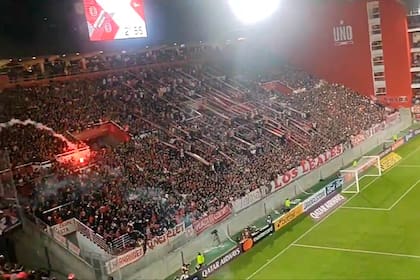 Una bengala tirada por los hinchas de Nacional con Estudiantes ayer en Estadio Uno. Captura de video.