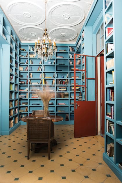 Una biblioteca de cuatro paredes y en el techo, paneles que decoran y aíslan el sonido: una verdadera caja de lectura.