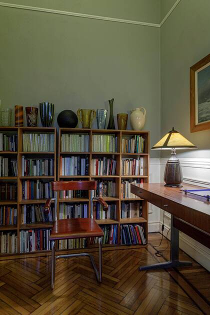 Una biblioteca llena de libros sostiene jarrones de la feria de San Telmo
