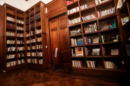 Una biblioteca lleva el nombre del periodista y escritor Tomás Eloy Martínez