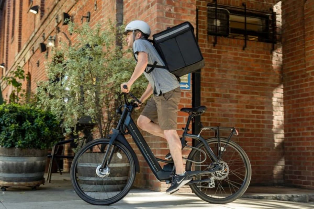 Una bicicleta eléctrica para delivery resulta más económica que un auto o motocicleta y permite realizar las entregas de manera más rápida