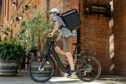 Una bicicleta eléctrica para delivery resulta más económica que un auto o motocicleta y permite realizar las entregas de manera más rápida