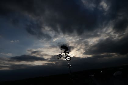 Una bicicleta vuela al atardecer en el espacio de dirt.