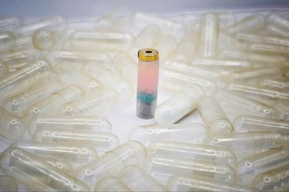 Una biompresora del tamaño de una pildora; el paciente la traga, y la biotinta que contiene se activa desde el exterior con un rayo láser; permite crear una base que ayudar a las células del cuerpo a crecer y reparar una lesión interna