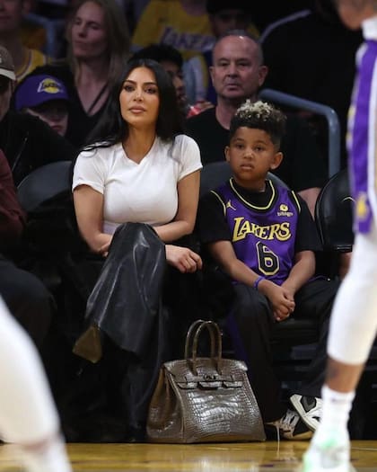 Una Birkin auténtica, a los pies de Kim Kardashian mientras mira junto a su hijo un partido de los Lakers