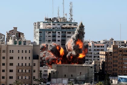 Una bola de fuego estalla desde la Torre Jala cuando es destruida en un ataque aéreo israelí en la ciudad de Gaza