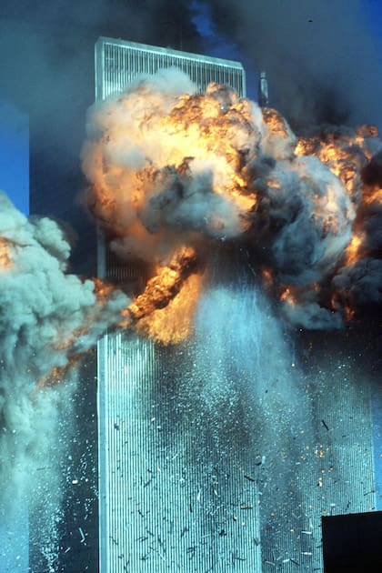 Nubes de humo salen de una de las torres del World Trade Center y llamas y escombros explotan desde la segunda torre
