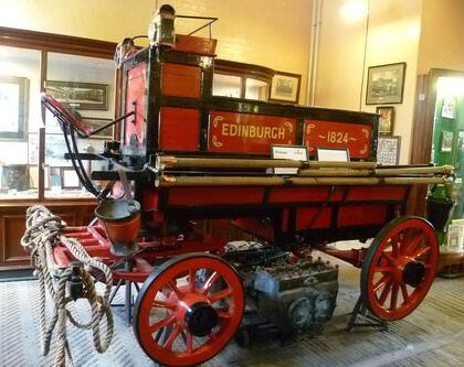 Una bomba de agua accionada manualmente del año de la fundación del Cuerpo de Bomberos de Edimburgo, expuesta en 2012 en el Museo del Servicio de Bomberos y Rescate de Lothian and Borders (ahora Museum of Scottish Fire Heritage).