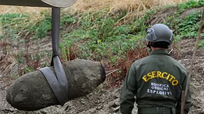 Una bomba sin explotar fue extraída con éxito por el ejército italiano en el río Po