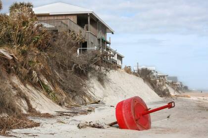 Una boya arrastrada por el huracán Irma hasta la costa erosionada de Villano Beach