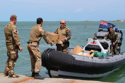 Una brigada de rescatistas, ayer, al llegar a la isla Gran Ábaco
